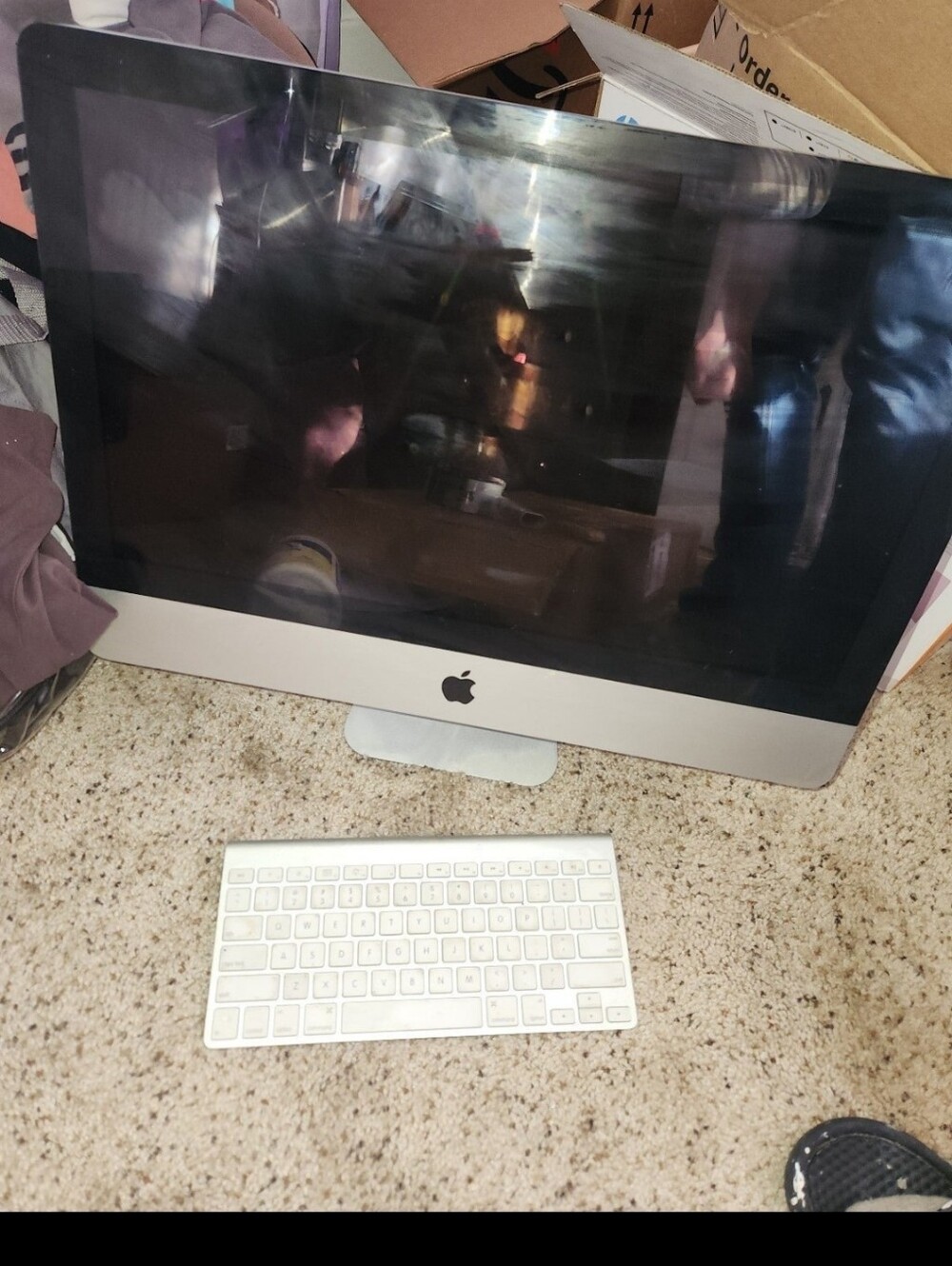 Apple iMac Desktop in Silver with White Wireless Keyboard